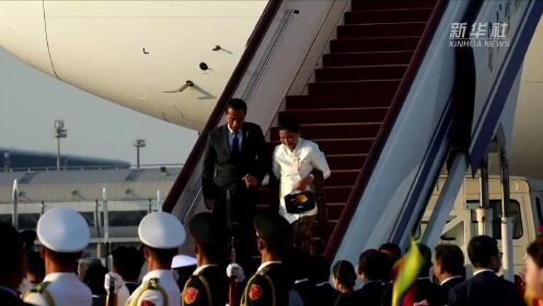 印尼总统凌晨抵京自媒体文章标题，印尼总统凌晨抵京，深化两国友好合作的新篇章